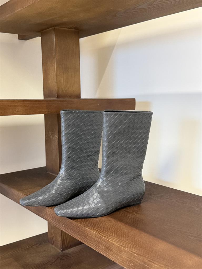Coarse heel woven square head medium boots women's autumn and winter new design sense niche short boots sleeve fashion boots