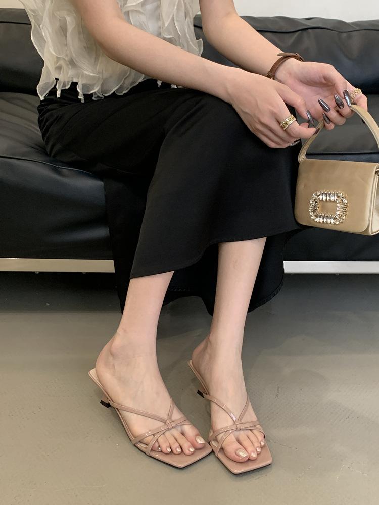 Nischen-Sandalen mit dünnen Riemchen, quadratischer Spitze und offenen Zehen, mit hohen Absätzen, Mädchen, Frühjahr und Sommer 2025, neu, Ein-Wort-Riemchen, dünner Absatz, temperamentvoll, leichte Mund-Slipper
