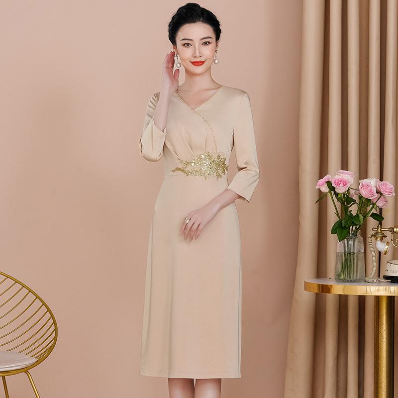 2024 Summer Champagne Formal Dress for Stylish Mothers: Slimming, Waist-Cinching, Perfect for Weddings and Daily Outings