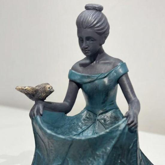 Fairy Garden Statue Bird Feeder And Bird Bath Resin Outdoor Decorative Girl Sculpture for Garden Lawn Patio Yard Decor