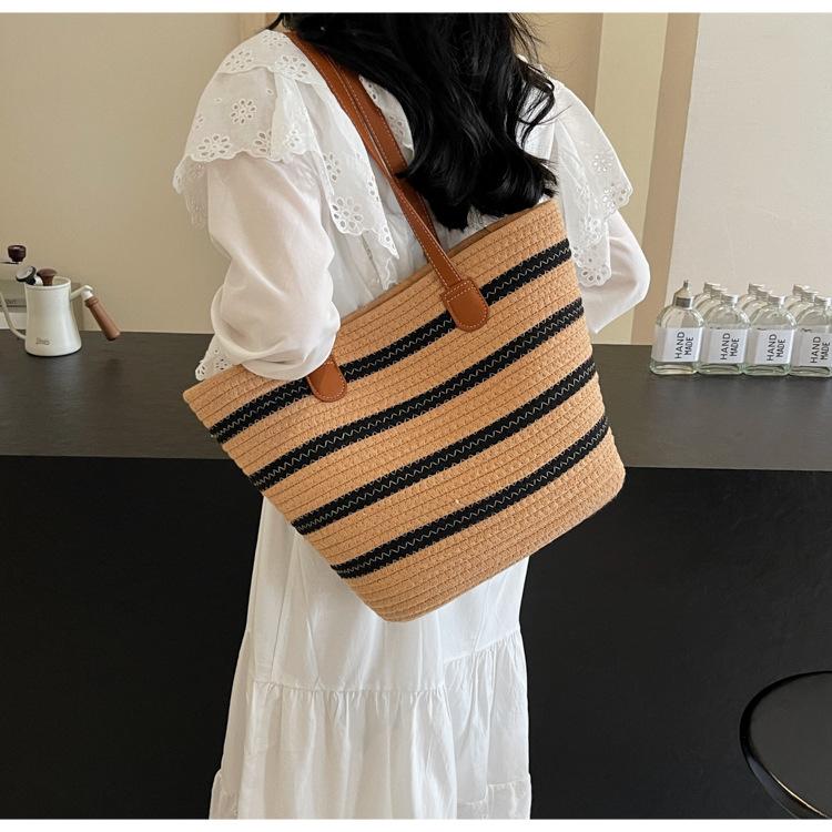 

Versatile striped single shoulder woven bag tote bag