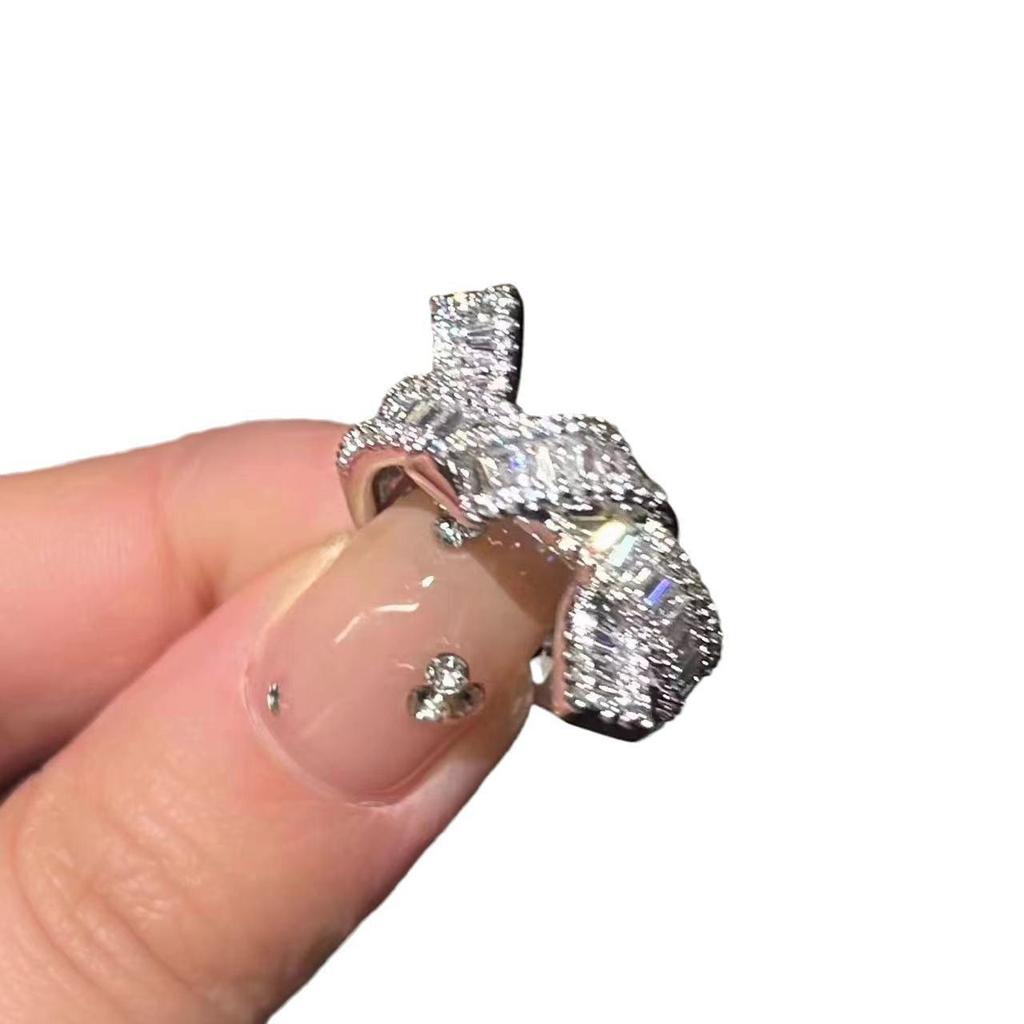 Elegant Diamond Knot Ring: A Stunning, Versatile Design with Silver Diamonds.