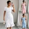 Abito da donna bianco in pizzo a maniche corte con orlo arricciato al ginocchio, abito estivo casual