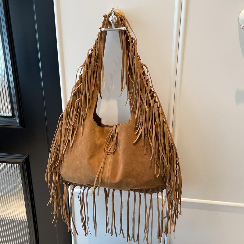 Retro large-capacity bag women's new commuter versatile shoulder underarm bag fashionable fringed tote bag