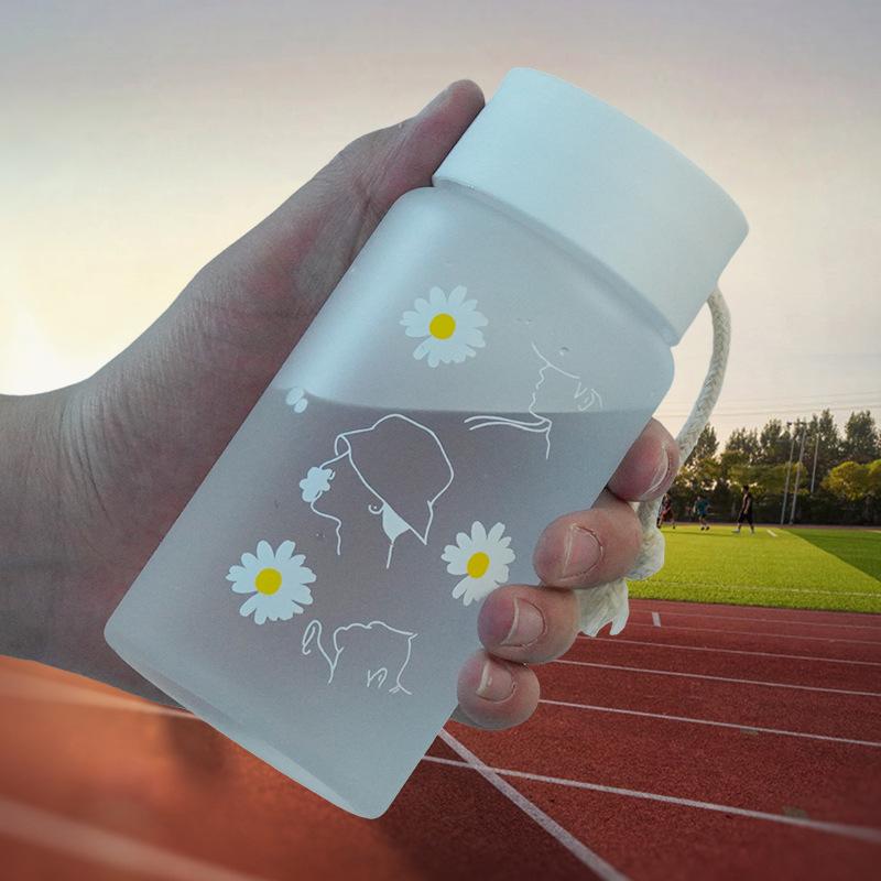 Daisy Pattern Plastic Tumbler with Non-Slip Lid, 401-500ml Shatterproof Water Bottle for School Gym Travel - Frosted/Transparent