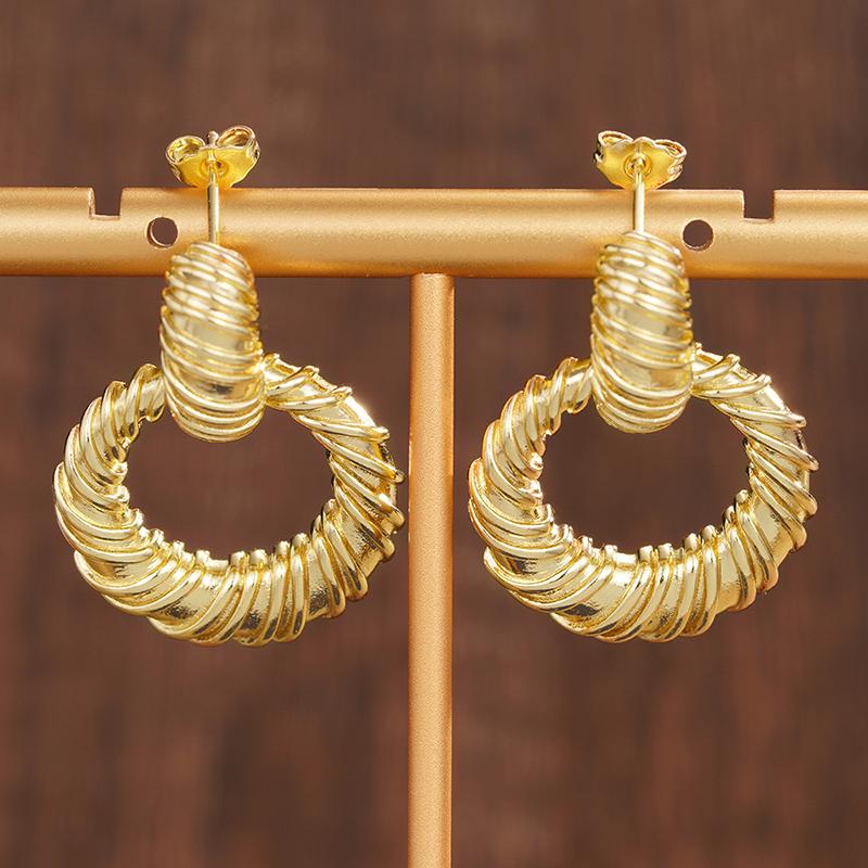 

Huitan Gorgeous Women Hoop Earrings Circle Linked Twist Design Luxury Party Lady Trendy Accessories Gentle Metal Wedding Zircon