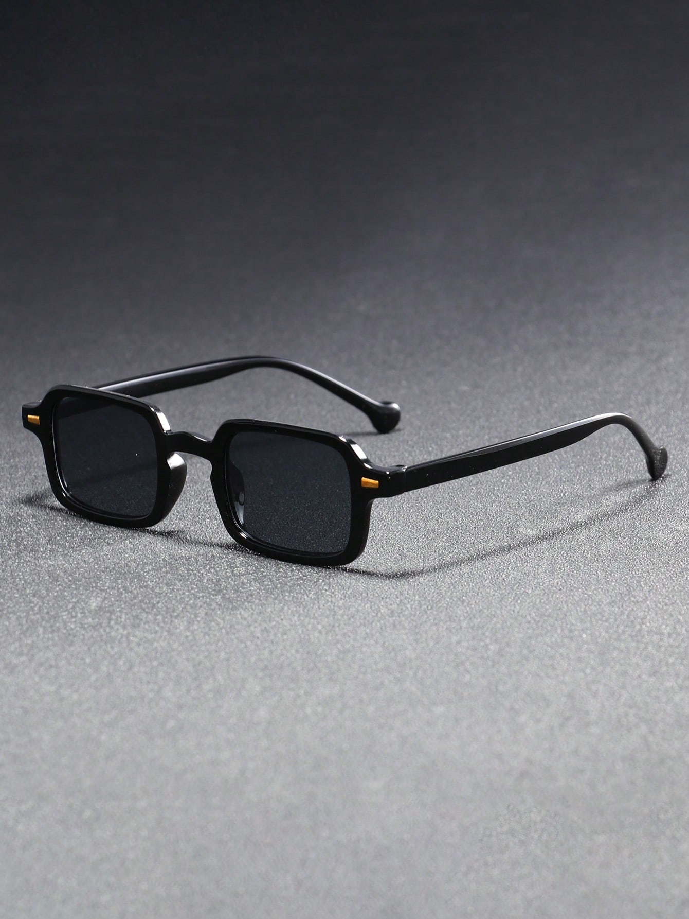 

A pair of men s European and American retro beige-studded rectangular trendy street style hip-hop versatile fashion sunglasses чёрный