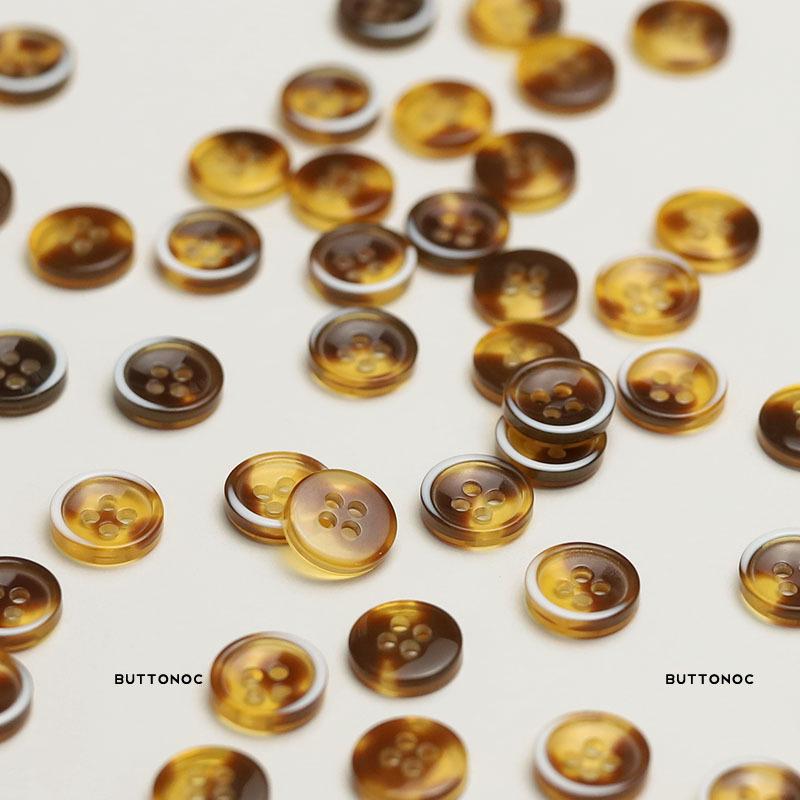 Fyrahåls Halvmåne Knappar i Harts för Stickade Cardiganärmar & Kragar - Kaffefärg med Vit Kant, Långärmad Skjorttyg för Herr & Dam.