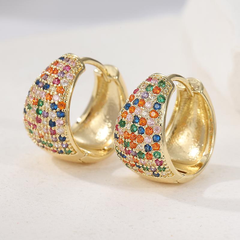 Exquisite funkelnde Wassertropfen-förmige farbige synthetische Zirkonia kleine Creolen für Damen Party Schmuck Accessoires