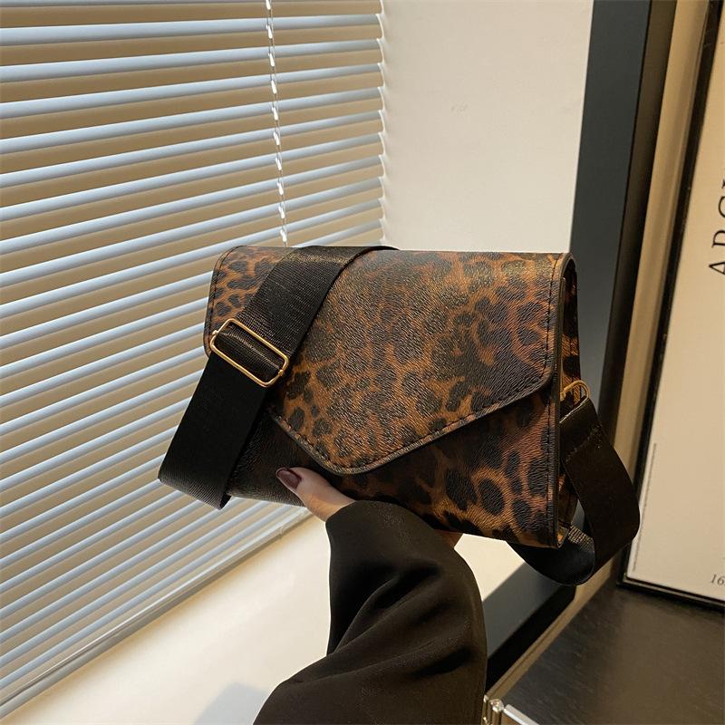 

Summer high-end leather small bag women s 2025 new brown leopard print small square bag crossbody shoulder bag tide коричневый