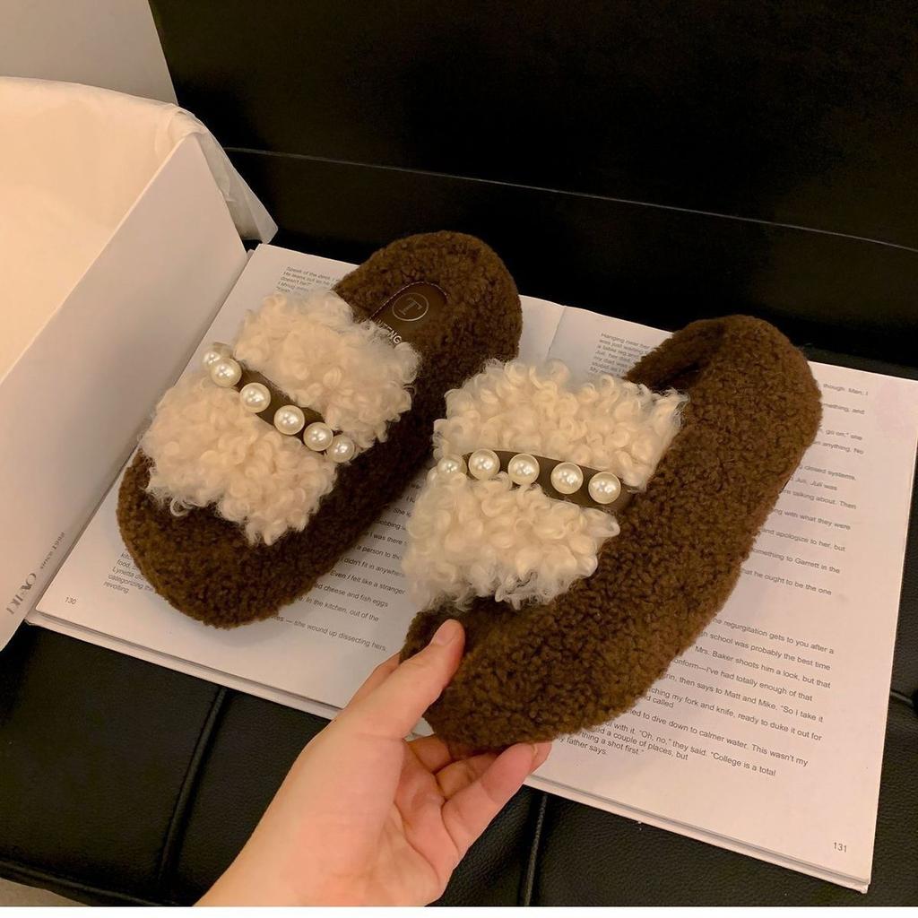 Modische Baumwollpantoffeln mit superflauschiger, dicker Sohle und Feuerperlenbesatz – ein stylischer Hausschuhe-Look für Damen im Campus-Stil.