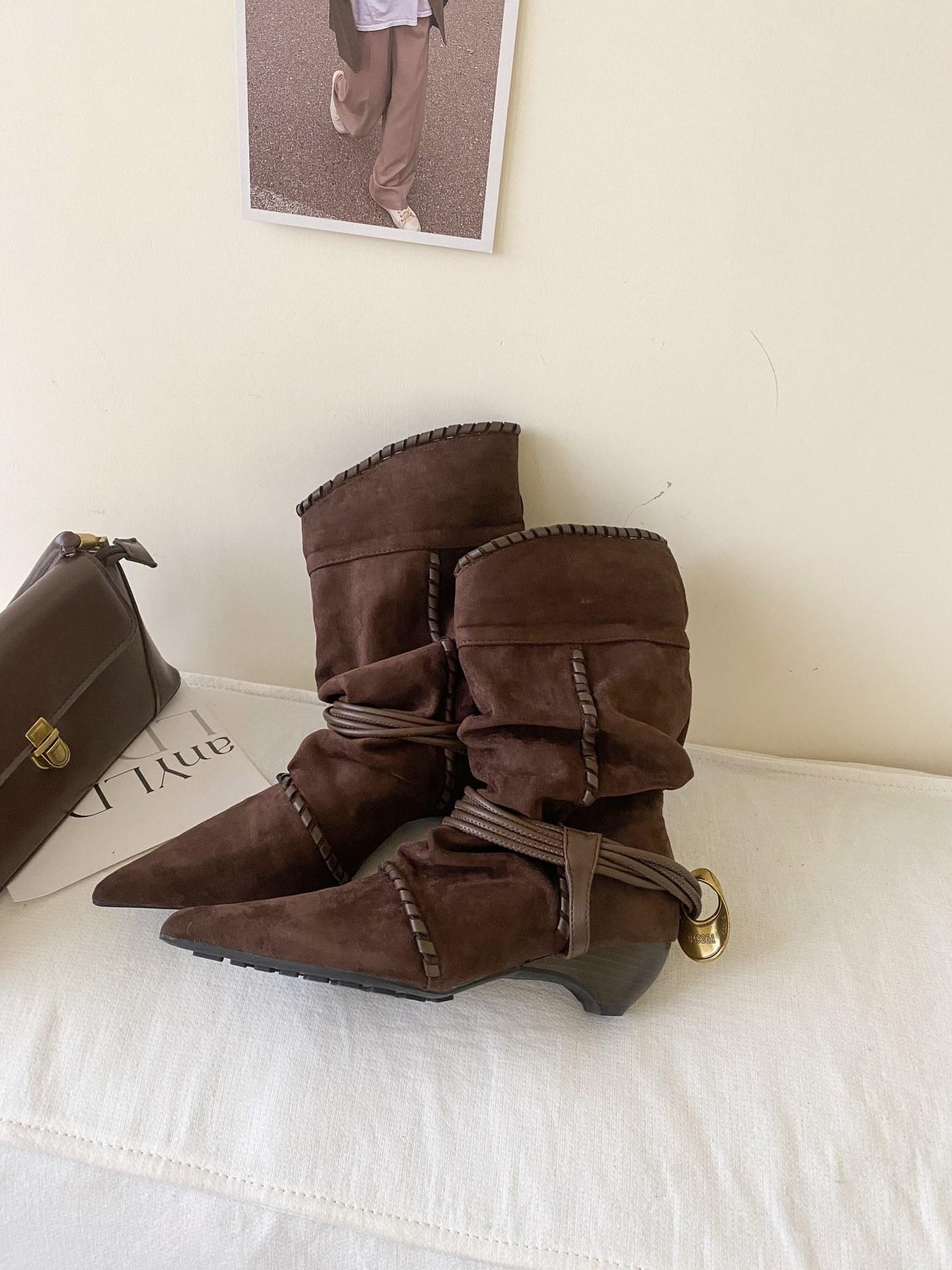 

2025 autumn and winter new models, European and American style hand-tied suede metal buckle thick heel pointed suede short boots 39 темно-коричневого кольору