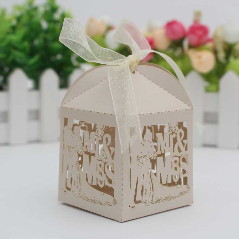 30 50 STÜCKE/llot Laser Cut Braut Bräutigam Hochzeit Süßigkeiten Pralinenschachtel Gäste Geschenkboxen Papierverpackung Babyparty Schokoladenkeksschachtel