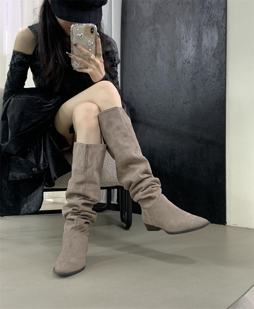 2025 Herbst und Winter Französische Retro Wildleder Stiefeletten mit niedrigem Absatz Damen Stiefel mit dickem Absatz und spitzer Zehenpartie Plissiert Gestapelte hohe Damenstiefel