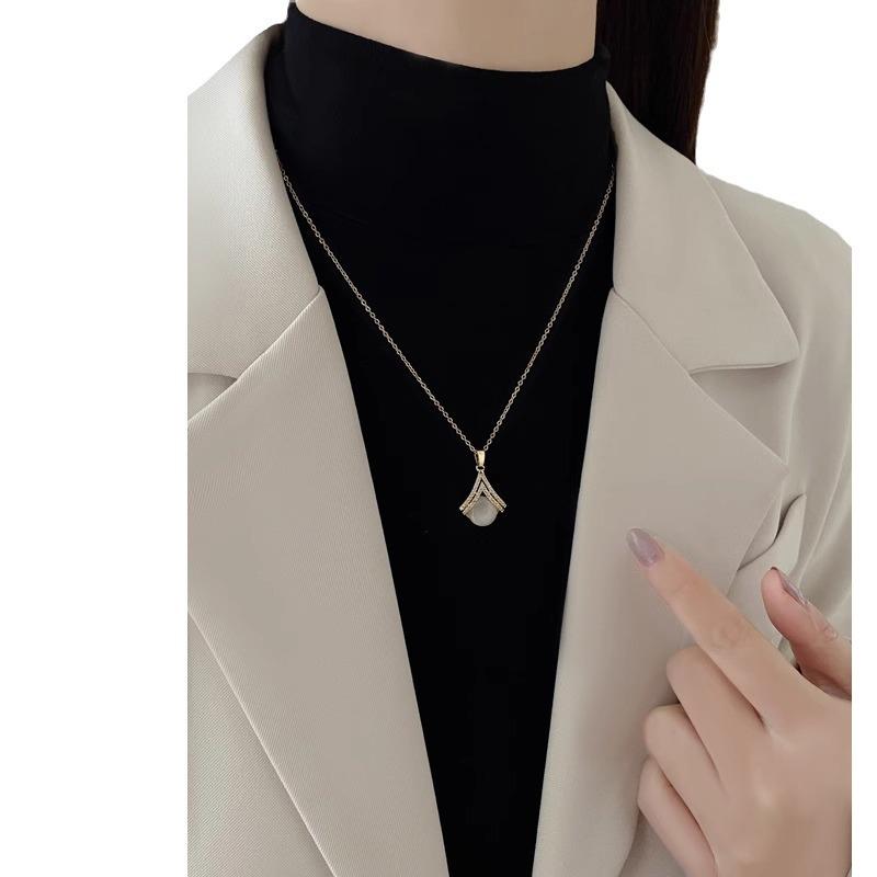 Copper-Plated Gold Pendant with Cat's Eye Stone Necklace: High-End Geometric Minimalist Accessory