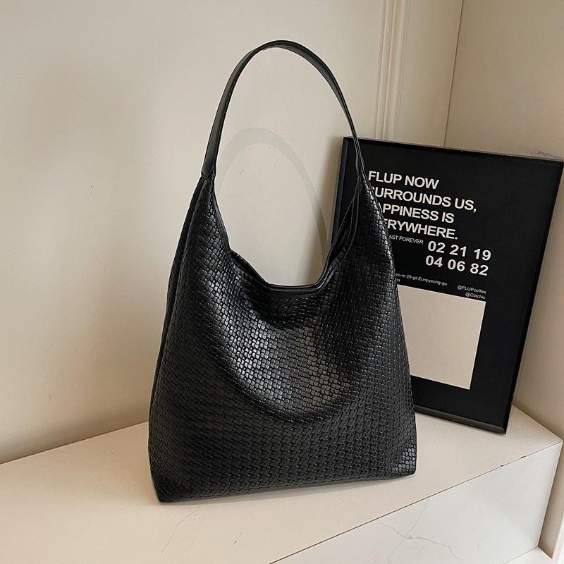 Retro Large-capacity Casual Senior Sense of Modeling Soft and Durable Fashion Exquisite New Light Luxury Commuter Slanting Cross Shoulder Handbag