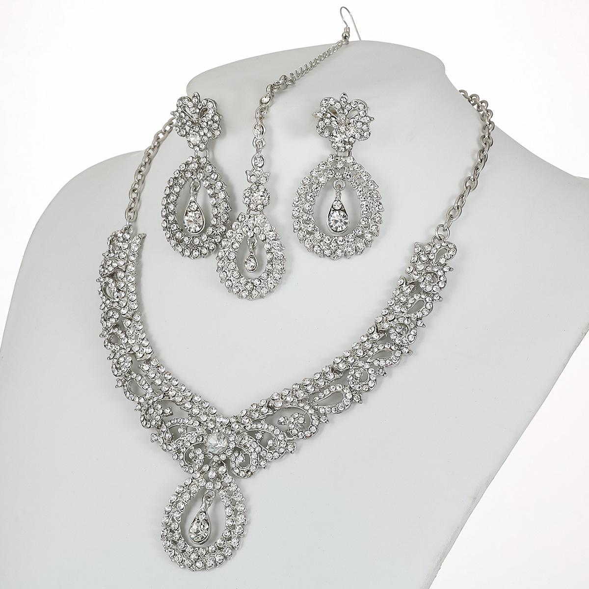 

2026 European and American Accessories Exaggerated Retro Necklace Set Female Luxury Crystal Banquet Dress Accessories Collarbone Chain Three-piece Set 45CM білий