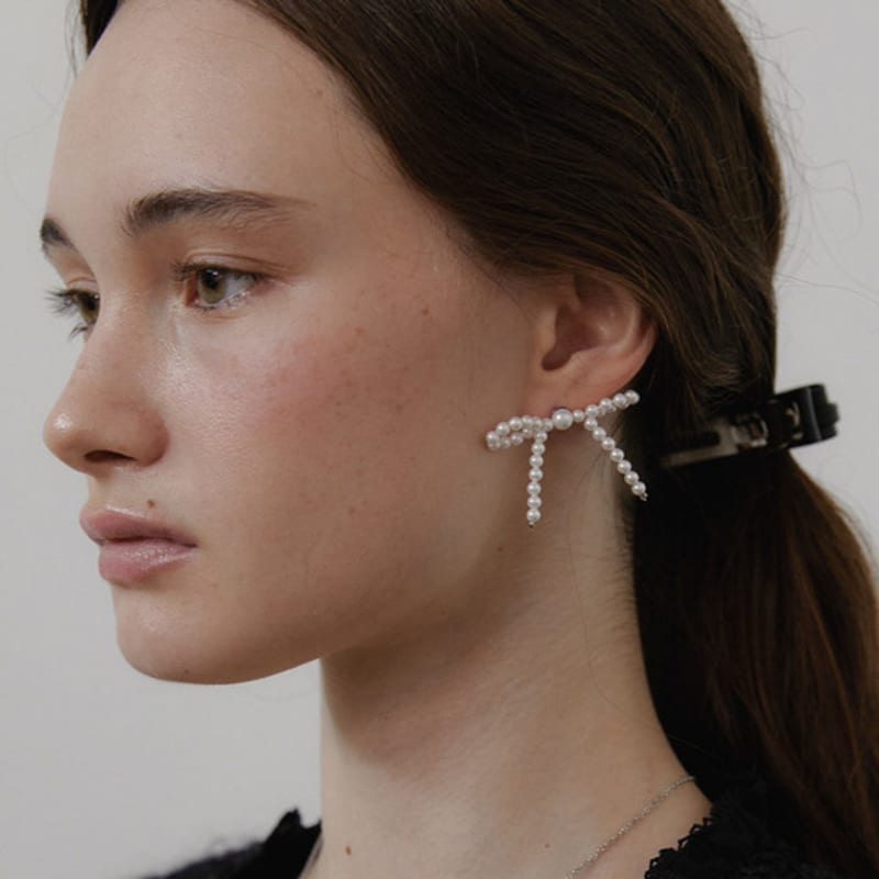 

LOVE ME MONSTER Minimal Pearl Ribbon Earrings (L244MER020) IVORY