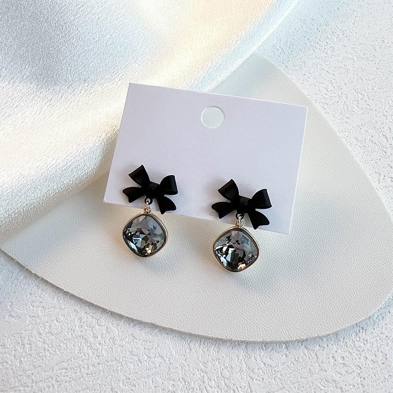 

Квадратные серьги-пусеты с бантом, модные, легкая роскошь, простые универсальные серьги, нишевые черные серьги высокого класса