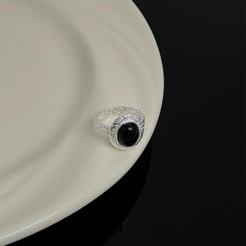 

Элегантное кольцо из черного агата для женщин с характерным винтажным вихревым дизайном, идеально подходящее для шикарных повседневных образов