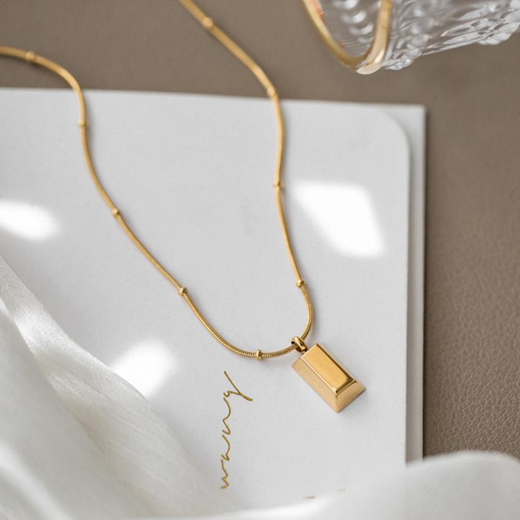 Fashionable Retro Square Tile Necklace for Women - 18K Gold Plated Titanium Steel Clavicle Chain золотой