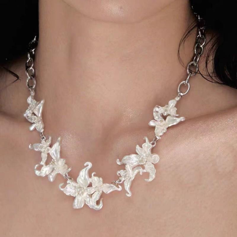 Elegant White Iris Flower Choker Necklace Women Alloy Pendant Statement Jewelry Minimalist Boho Accessory White Iris Flower Pendant Necklace