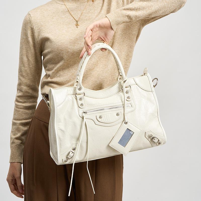 Spice girl rivet locomotive bag retro messenger leather large capacity tote bag niche leather handbag women