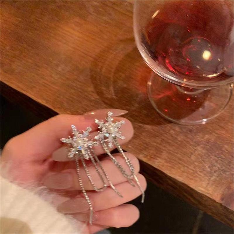 Leichter Luxus Funkelnde Schneeflocken Ohrringe für Damen Glänzender Zirkon Imitation Perlenblume Ohrring Weihnachts-Neujahrs-Party Schmuck
