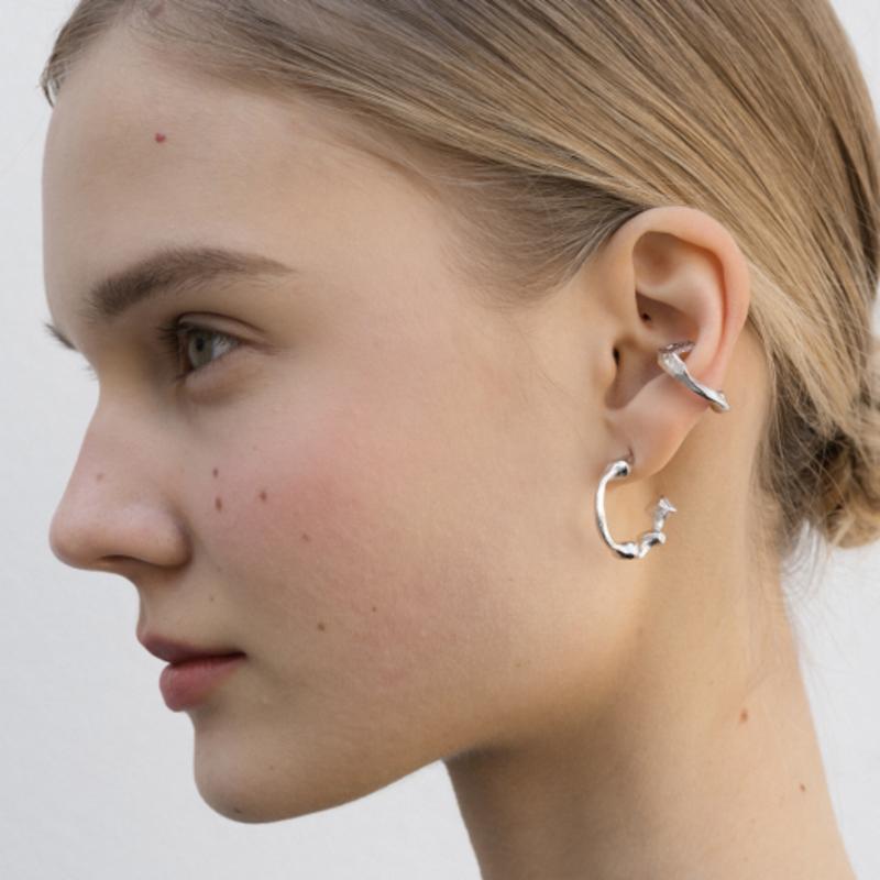 

1064STUDIO The Body 05E GOLD_PIERCING