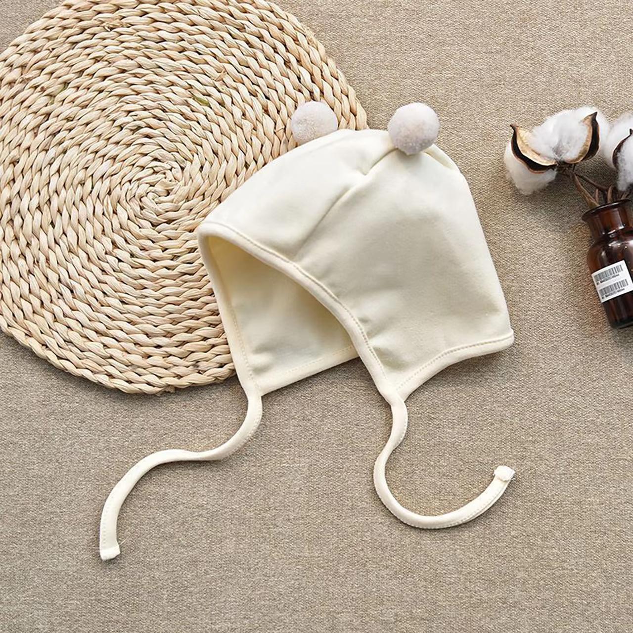 

Милая маленькая шапочка-помпон для малыша, однотонная, для новорожденного мальчика или девочки, с защитой ушей, весенне-осенняя, для младенца, малыша, на завязках, теплая шапочка-бини белый