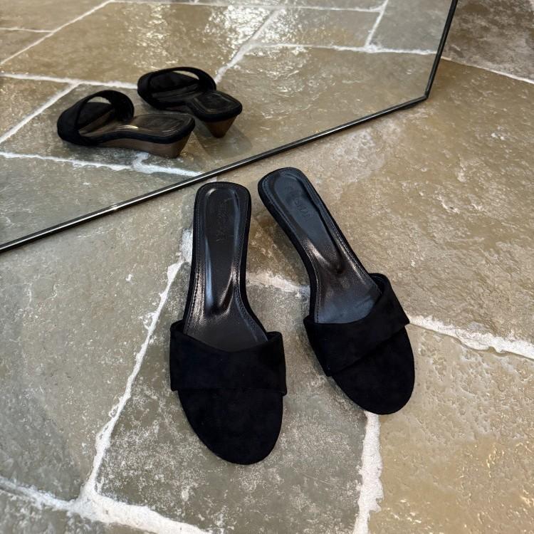 2025 New French Minimalist Wind Slope Heel One-word Drag Women's Summer Outer Wear Daily Commute Low Heel Drag Small Sandals