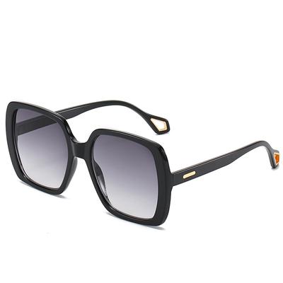 G Markası Aynı Güneş Gözlüklerine, Trend Kare Gözlüklere, Güneş Gözlüklerine Sahiptir.