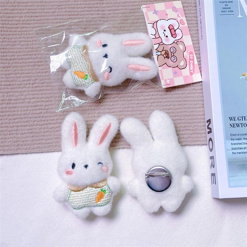 Entzückende Kaninchen-Plüschpuppe: Weich, Niedlich, Ganzkörper-Hasenmädchen Herz-Tasche Brosche Accessoire.