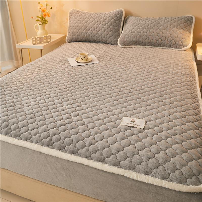 Quilted Bed Cover Velvet Mattress Protector Skin-friendly Bedspread Winter Thickened Bed Linen fundas de colchón (No Pillowcase)