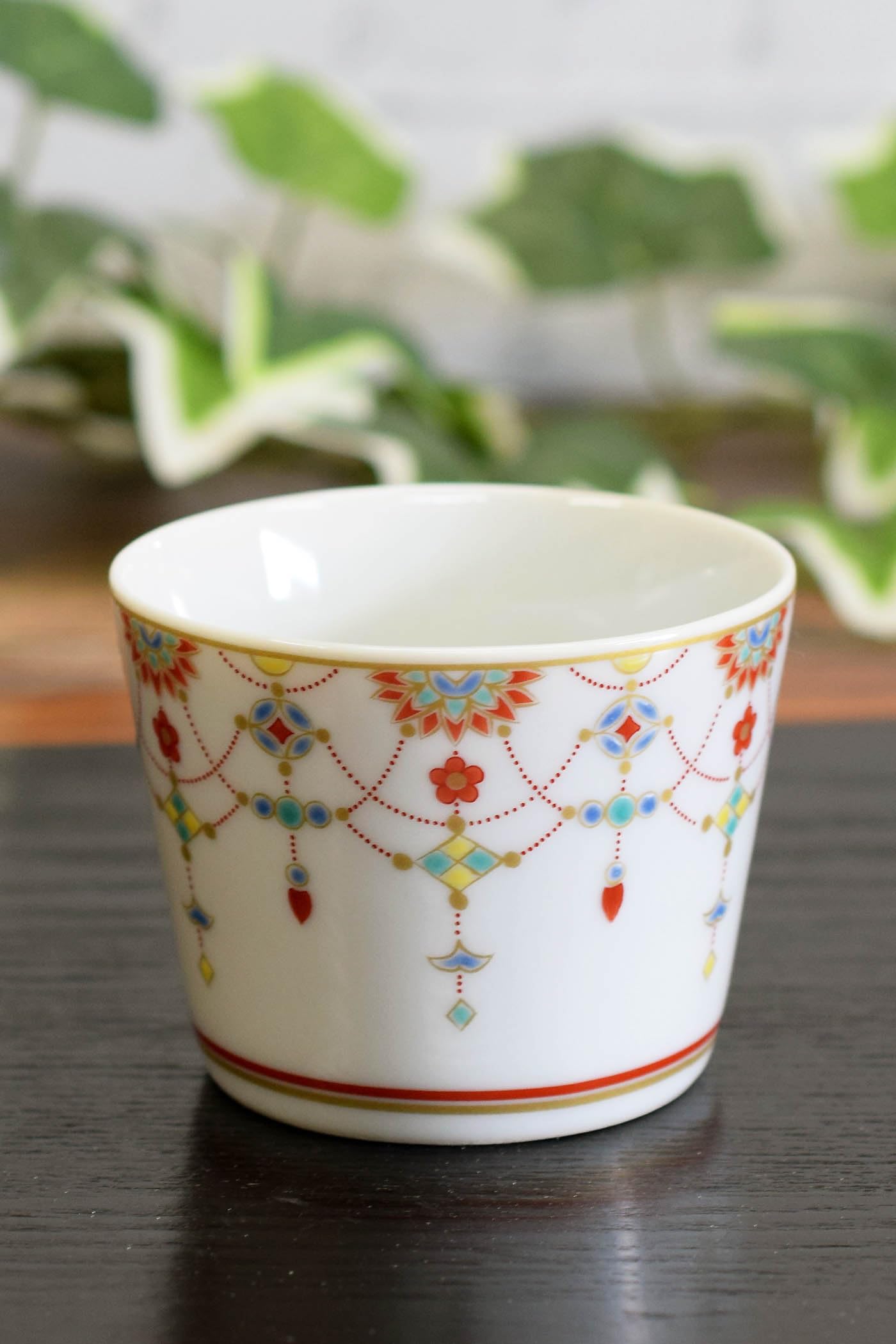 

Waza no Kura: Stylish Kutani ware soba cup with a Yoraku design. A high-quality ceramic brand. Made in Japan.