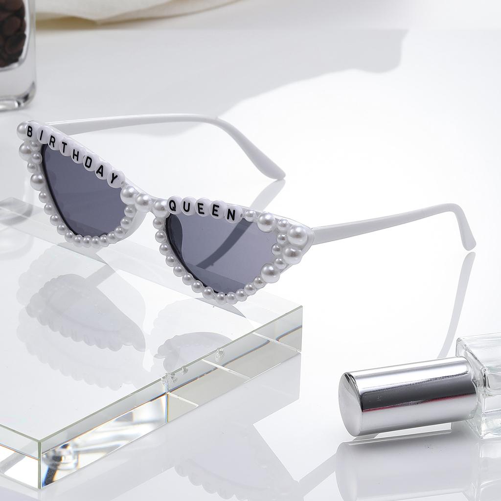 The New Large-framed Pearl-inset Letter Sunglasses Exude A Unique Festive Atmosphere and Are Trendy for Taking Photos
