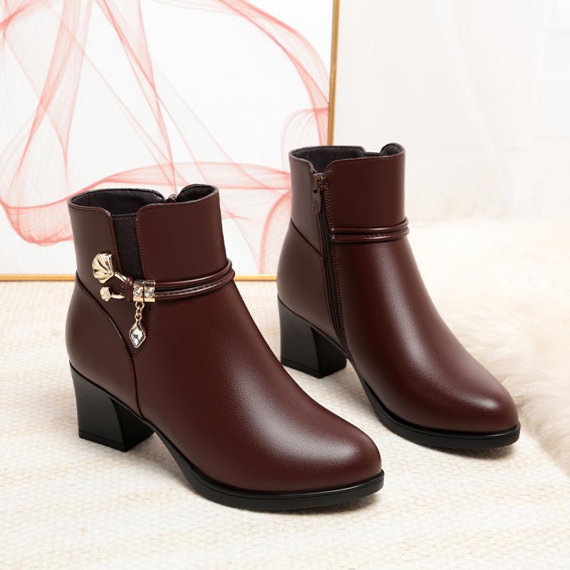 Mom Shoes Winter Short Boots, New    and Elderly Women's Shoes Fleece Warm Leather Shoes Medium Heel Thick Heel Soft Leather Cotton Shoes