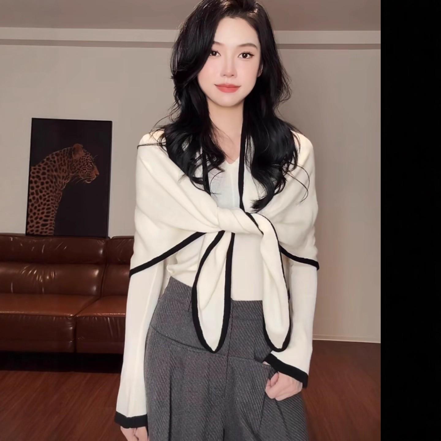 

2025 Early Autumn Stylish Korean Triangle Shawl + Collar Knitted Women s Two-Piece Set One Size