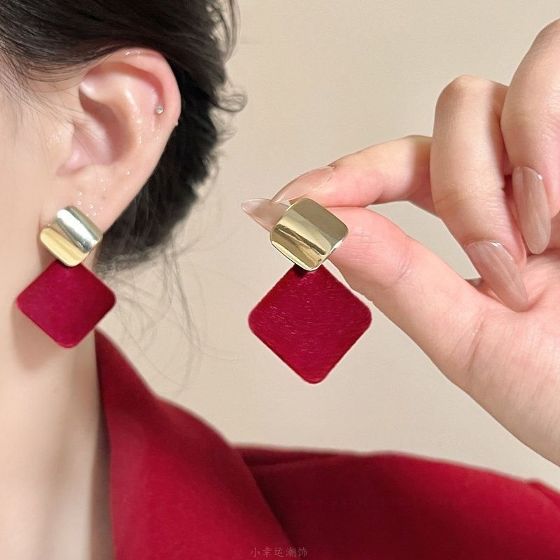 Бордовые Флокированные Контрастные Серьги Женские Осенние и Зимние Легкая Роскошь Высококачественные Серьги Новогодний Атмосферный Характер Универсальные Серьги