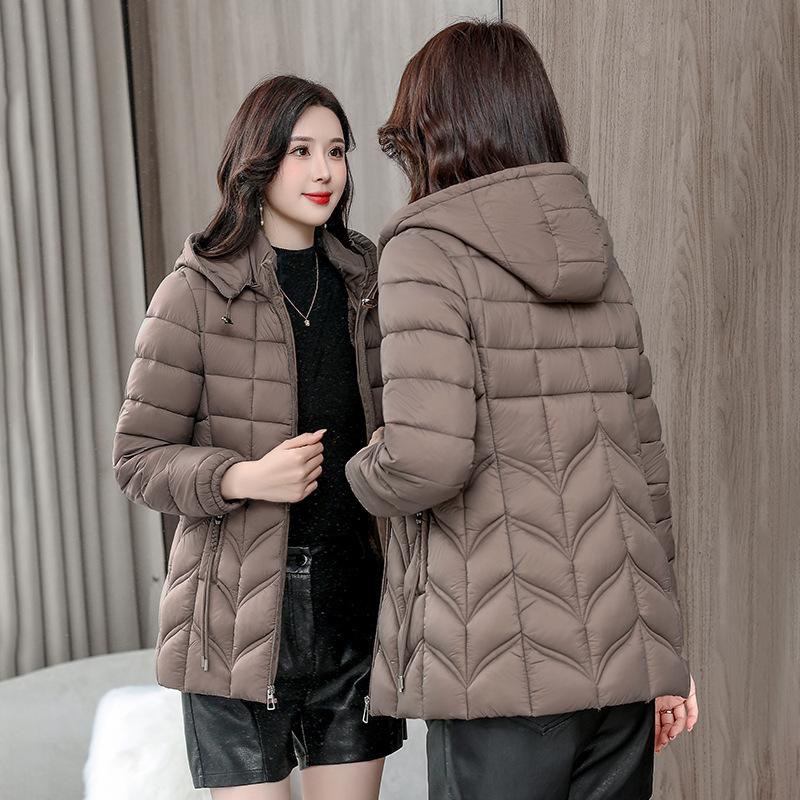 

Женская средне-длинная зимняя новая приталенная утолщенная куртка с большим меховым воротником, на хлопковой подкладке 6XL-150-80 kg темно-коричневого