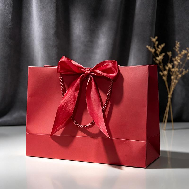 Sacchetti Regalo in Cartoncino Bianco con Manico a Fiocco Disponibili a Magazzino, Logo Personalizzabile per Negozi di Abbigliamento
