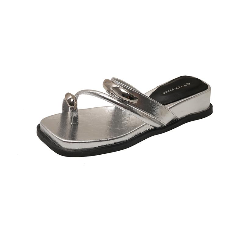 

Fashion Wedge-shaped Women s Slippers Summer New Flat Metal Decorative Fashionable Sandals 2025 Open Toe Low Heel Shoes Zapatos De Mujer 40 серебряный