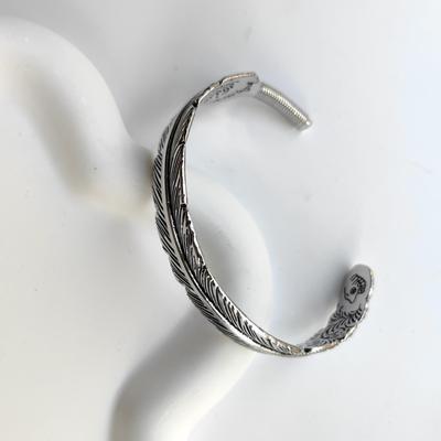 Retro Distressed Feather Open Bangle: Stylish Women's Bracelet with Niche Personality and Versatile Design.