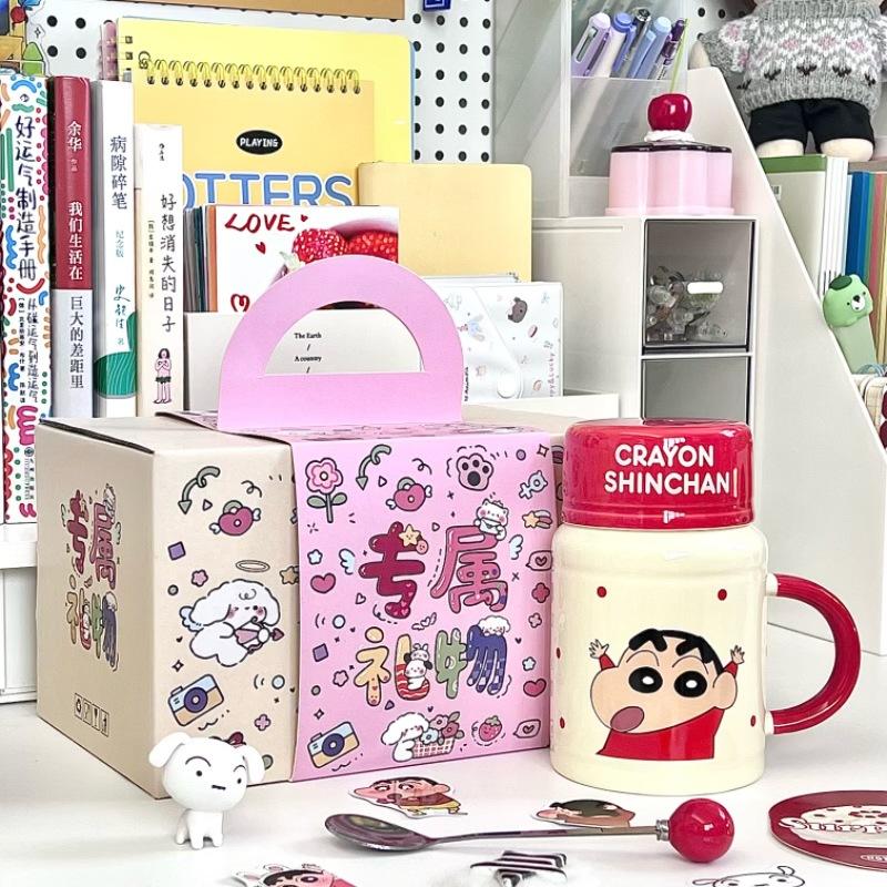 Prezenty urodzinowe dla dziewczynek, kredki, małe nowe czajniki o dużej pojemności, pamiątki dla przyjaciółek, urocze ceramiczne kubki, pudełka prezentowe.