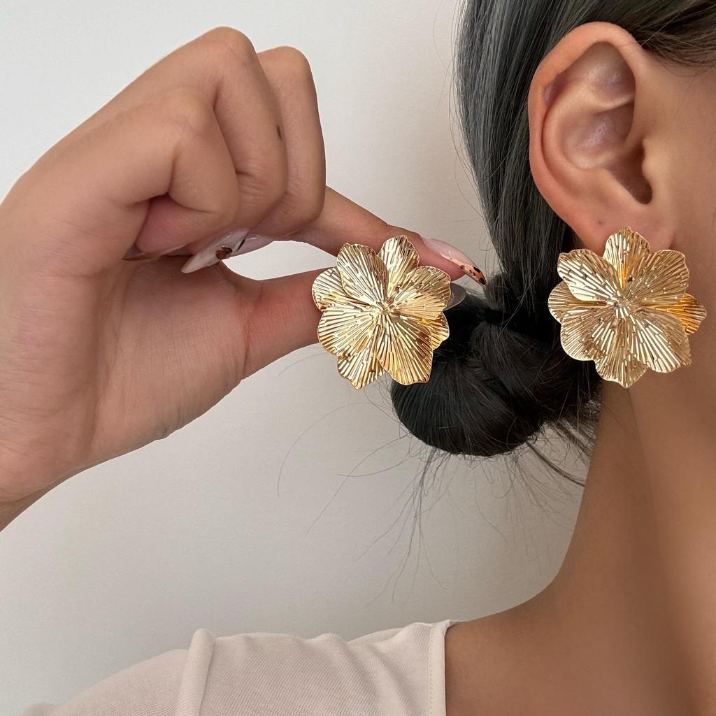 European & American Stylish Irregular Flower Stud Earrings for Women's Elegant Personality