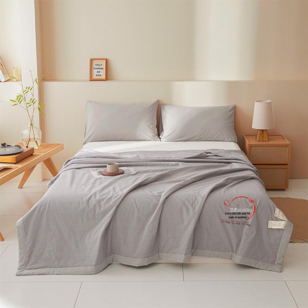 Machine-Washable Xinjiang Cotton Quilt for Summer, Spring, and Autumn