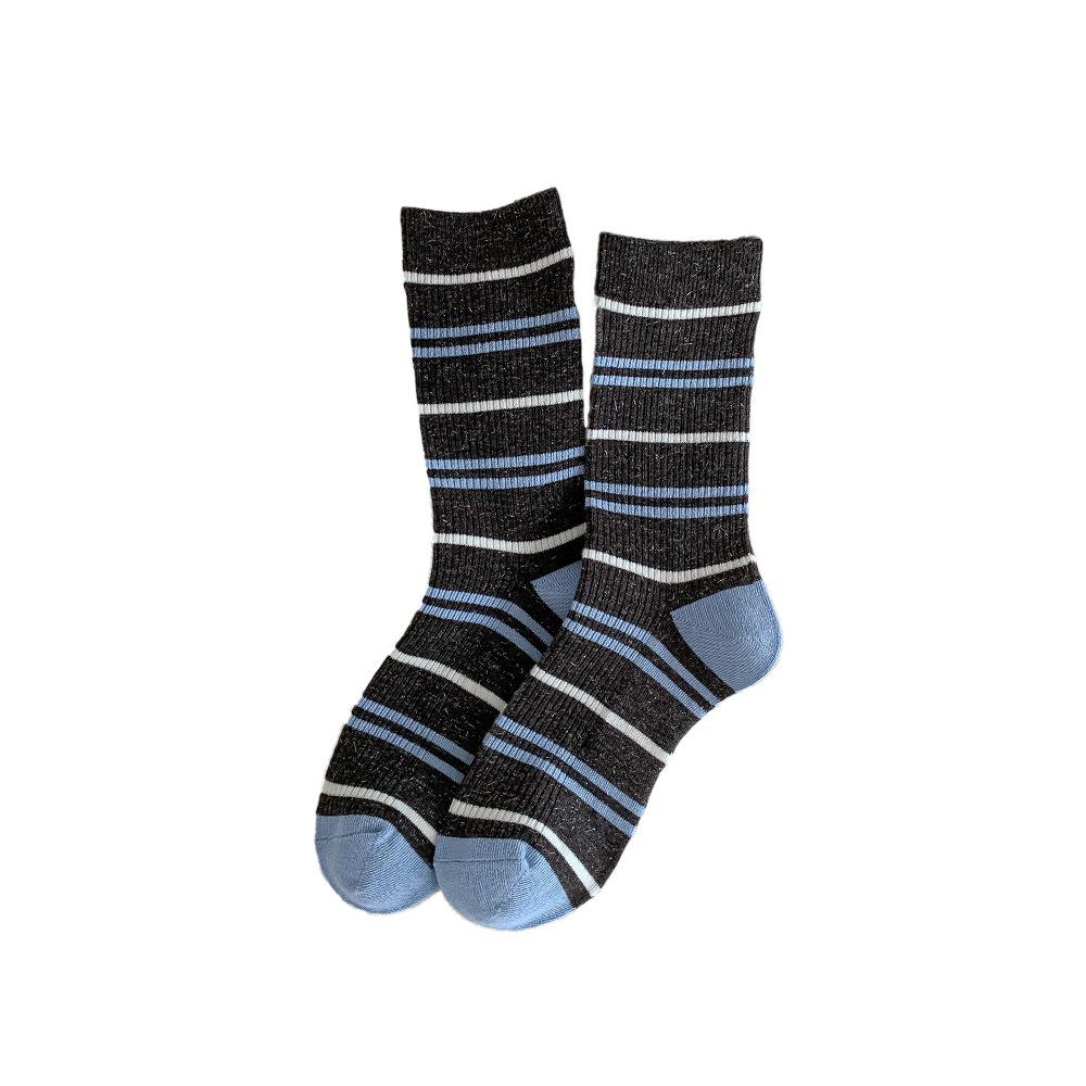 The Women's Mid-calf Socks with A Retro Striped Style In Autumn and Winter, Paired with Loafers, Are Fashionable and Versatile