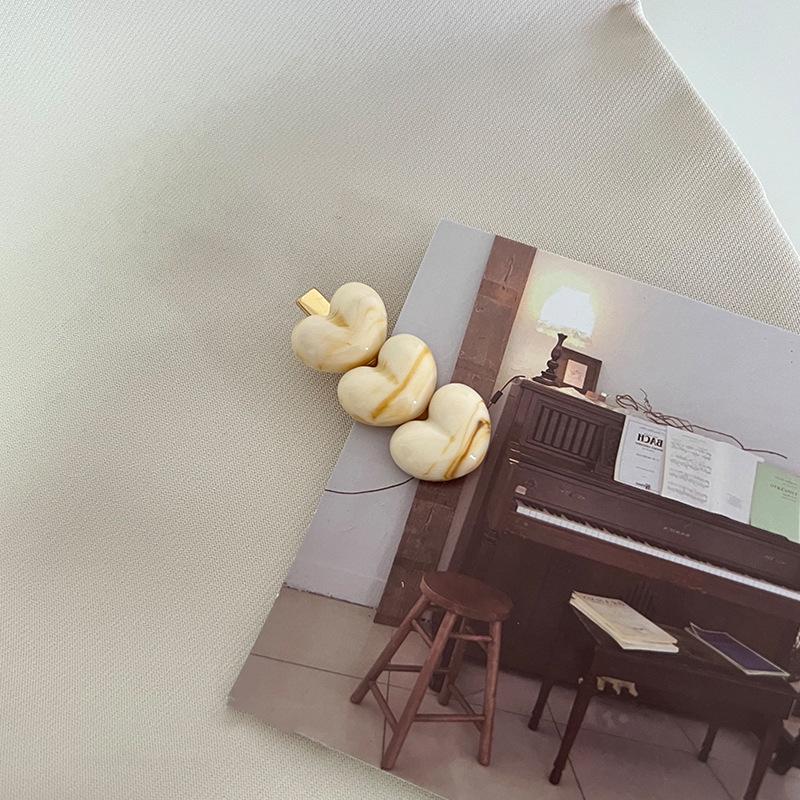 

Модная акриловая янтарная шпилька в форме сердца: Ретро-зажим с запачканной фасолью и утконосом