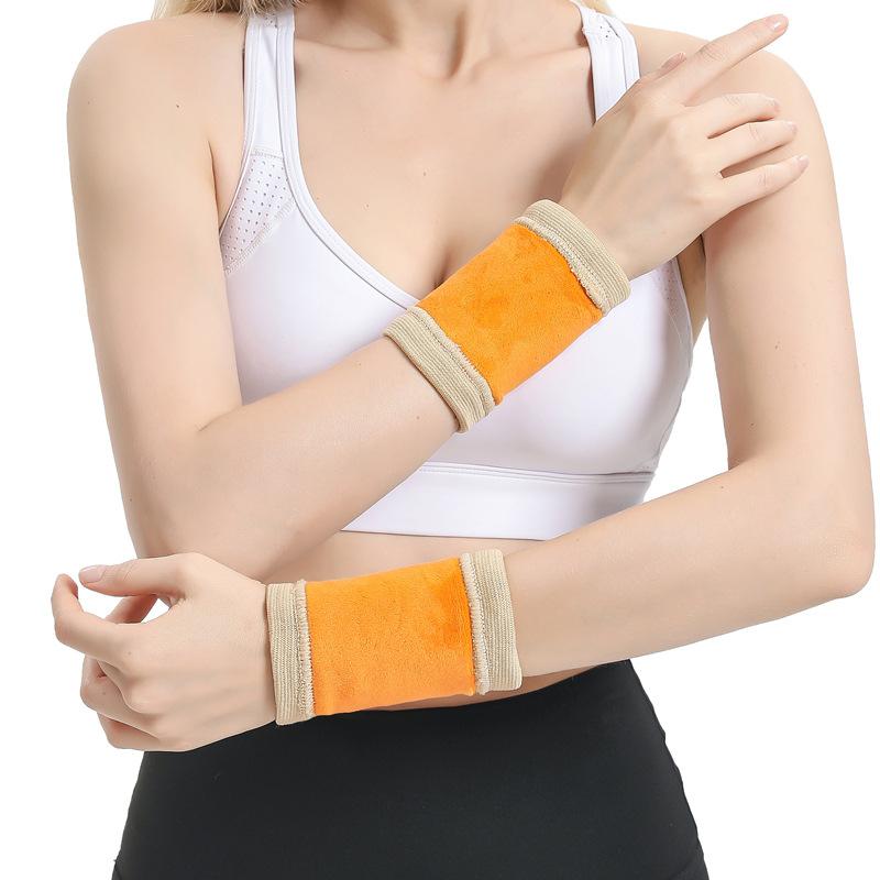 

Thickened Gold Velvet Wrist Guard Thermal Protection for Winter Sports Tennis Basketball Outdoor Activities One size, one pack.