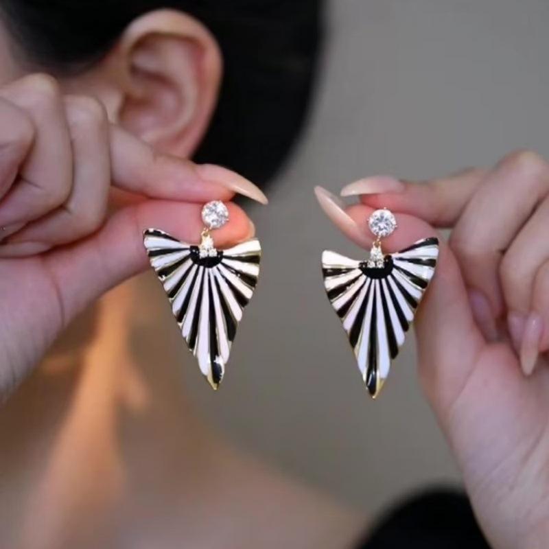 Геометрические треугольные черно-белые контрастные серьги с узором зебры, европейские и американские ретро серьги, серьги для женщин
